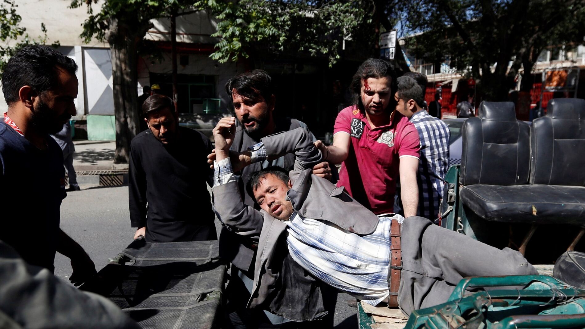 Varios ciudadanos trasladan a un herido tras el atentado