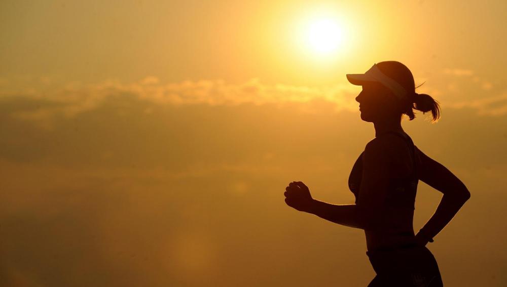 Una mujer corriendo