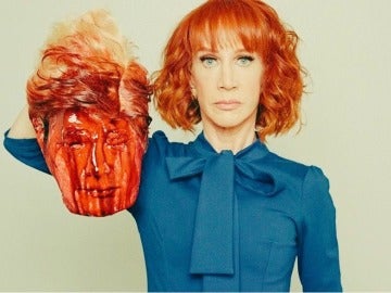 Kathy Griffin con una falsa cabeza decapitada de Trump