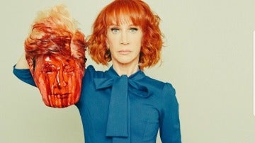 Kathy Griffin con una falsa cabeza decapitada de Trump