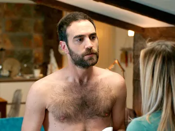 Carmen sorprende a Iñaki desnudo y con compañía Carmen sorprende a Iñaki desnudo y con compañía
