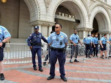 Agentes frente al Hotel Trump International
