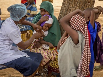 Una enfermera vacuna a un grupo de niños en Nigeria contra la meningitis