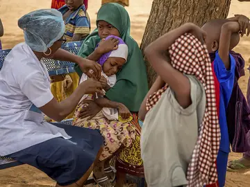 Una enfermera vacuna a un grupo de niños en Nigeria contra la meningitis Una enfermera vacuna a un grupo de niños en Nigeria contra la meningitis