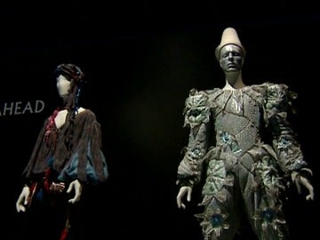 Frame 55.926245 de: Barcelona acoge una exposición sobre David Bowie
