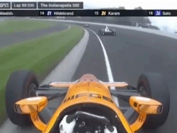 Fernando Alonso realiza una gran maniobra para evitar un accidente