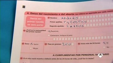 Frame 101.935238 de: El apellido del padre dejará de tener preferencia en España a partir del próximo 30 de junio