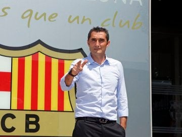 Ernesto Valverde posa con el escudo del Barcelona