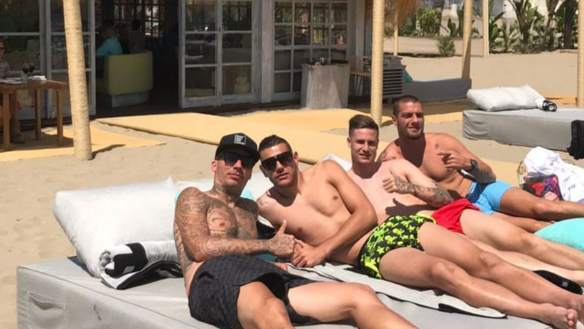 Theo Hern&aacute;ndez junto a sus compa&ntilde;eros en la playa 