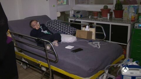 Frame 76.182857 de: La vida de Aar&oacute;n depende de una m&aacute;quina que respira por &eacute;l, su familia pide que se garantice el suministro a los electrodependientes