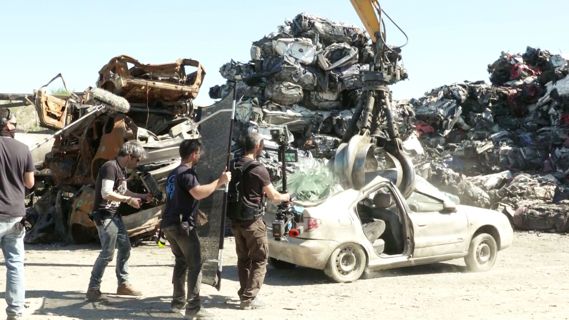 Nos colamos dentro del duro rodaje del desguace