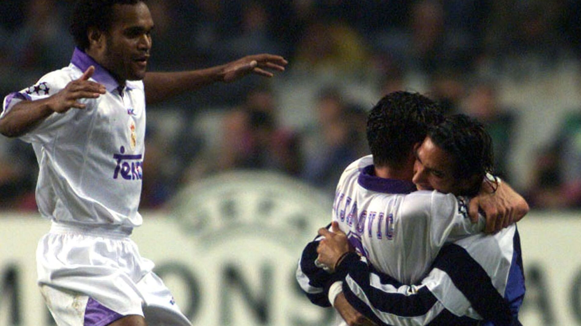 Mijatovic se abraza con Fernando Sanz tras marcar el gol de la S&eacute;ptima