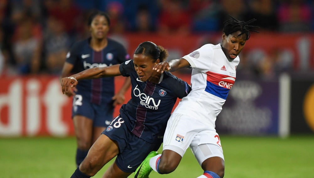 Kadeisha Buchanan y Marie-Laure Delie pugnan por el balón