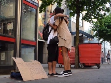 Un musulmán ofrece abrazos gratis en Mánchester
