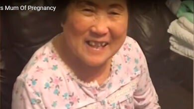 Así de emocionada reacciona una mujer enferma de Alzheimer cada vez que escucha que va a ser abuela