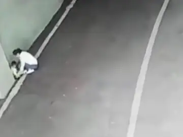 Una mujer abandona a su bebé en un parking Una mujer abandona a su bebé en un parking