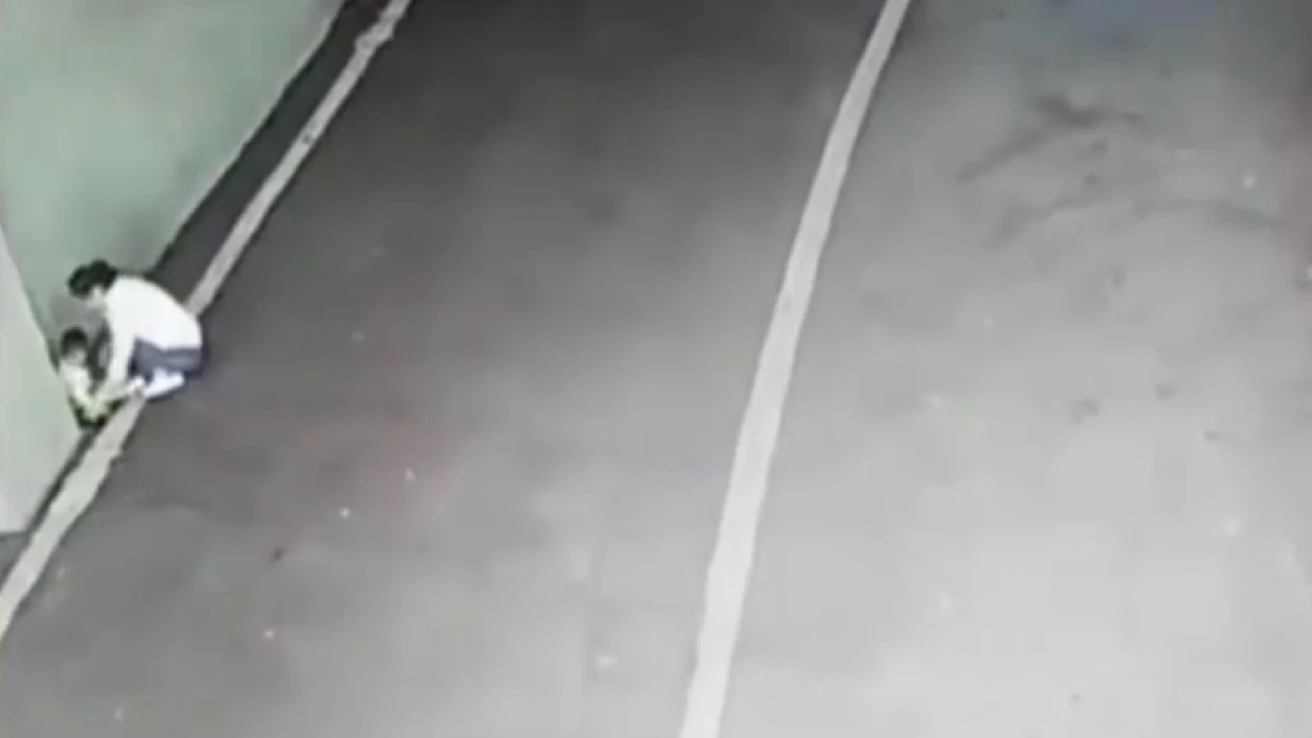 Una mujer abandona a su bebé en un parking Una mujer abandona a su bebé en un parking