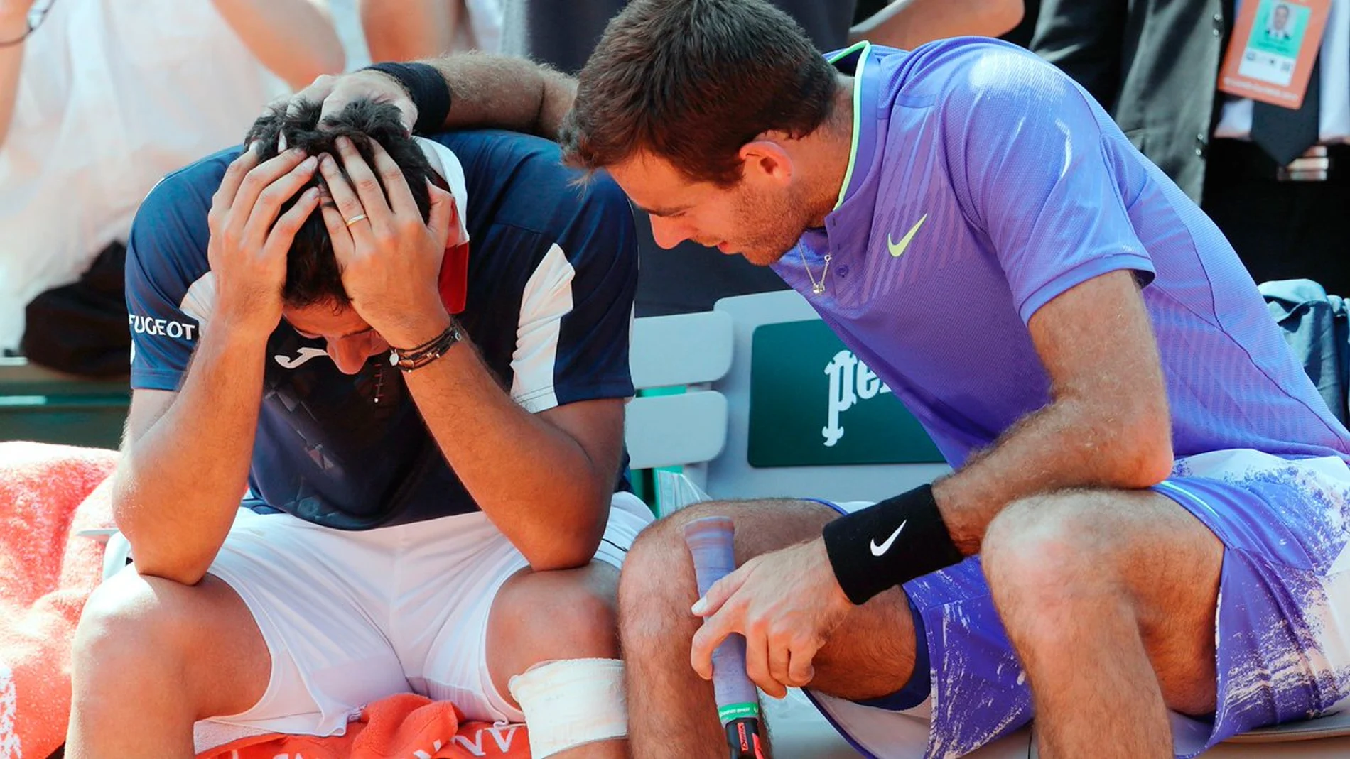 Del Potro consuela a Almagro tras su lesión Del Potro consuela a Almagro tras su lesión