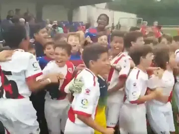 Los alevines del Rayo celebran el trofeo junto a sus rivales de la final Los alevines del Rayo celebran el trofeo junto a sus rivales de la final