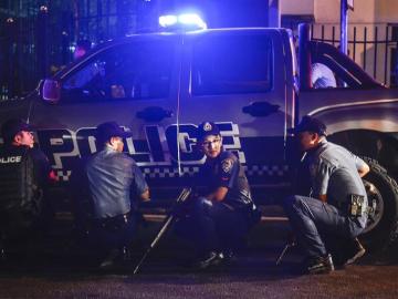 Varios policías a la puerta del hotel de Manila donde se ha producido el tiroteo