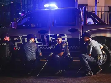 Varios policías a la puerta del hotel de Manila donde se ha producido el tiroteo Varios policías a la puerta del hotel de Manila donde se ha producido el tiroteo