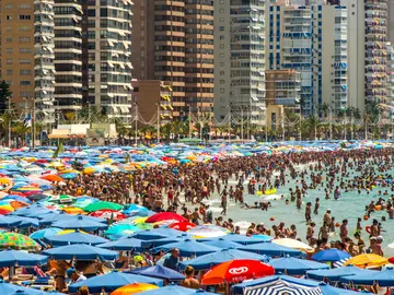 Playa de Benidorm en temporada alta Playa de Benidorm en temporada alta