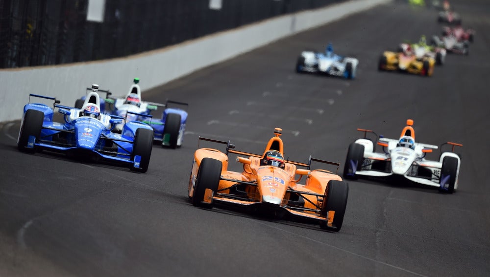 Fernando Alonso, liderando las 500 millas de Indianápolis