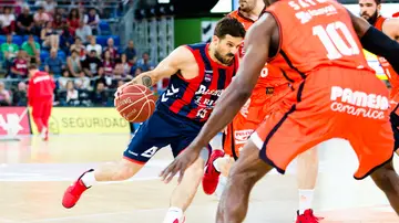 Laprovittola entra a canasta ante la defensa del Valencia Basket