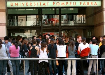 Un grupo de estudiantes en la puerta de la Universidad Pompeu Fabra (Barcelona)