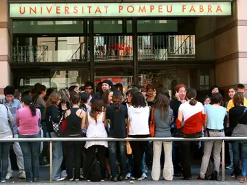 Un grupo de estudiantes en la puerta de la Universidad Pompeu Fabra (Barcelona) Un grupo de estudiantes en la puerta de la Universidad Pompeu Fabra (Barcelona)