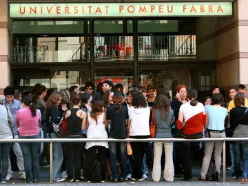 Un grupo de estudiantes en la puerta de la Universidad Pompeu Fabra (Barcelona) Un grupo de estudiantes en la puerta de la Universidad Pompeu Fabra (Barcelona)