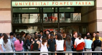 Un grupo de estudiantes en la puerta de la Universidad Pompeu Fabra (Barcelona)