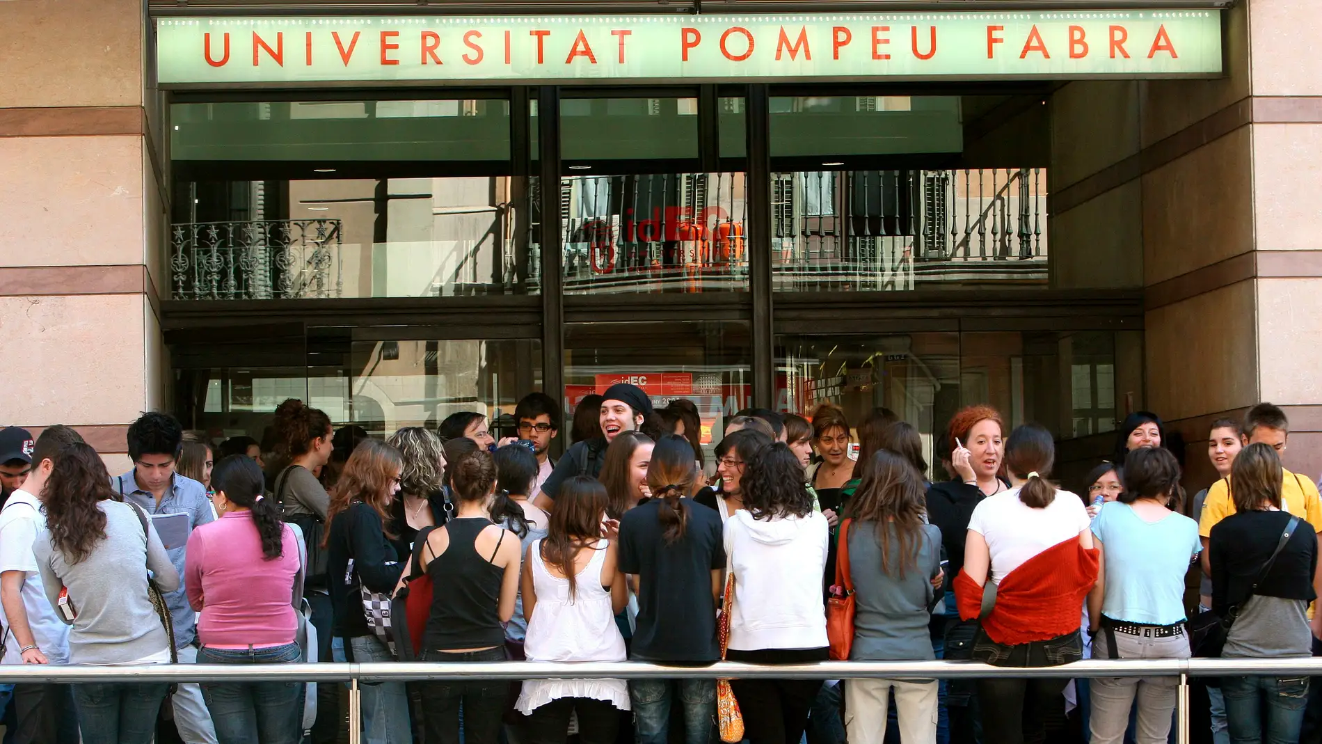Un grupo de estudiantes en la puerta de la Universidad Pompeu Fabra (Barcelona) Un grupo de estudiantes en la puerta de la Universidad Pompeu Fabra (Barcelona)