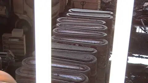 Frame 25.01484 de: Controlado el incendio registrado en tres naves de ataúdes en Moixent Frame 25.01484 de: Controlado el incendio registrado en tres naves de ataúdes en Moixent