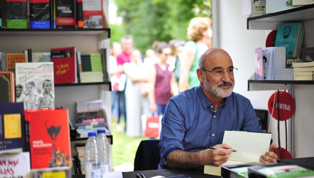 Fernando Aramburu firmando ejemplares de 'Patria' en la Feria del Libro de Madrid