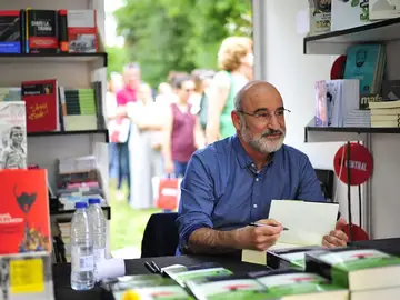 Fernando Aramburu firmando ejemplares de 'Patria' en la Feria del Libro de Madrid Fernando Aramburu firmando ejemplares de 'Patria' en la Feria del Libro de Madrid
