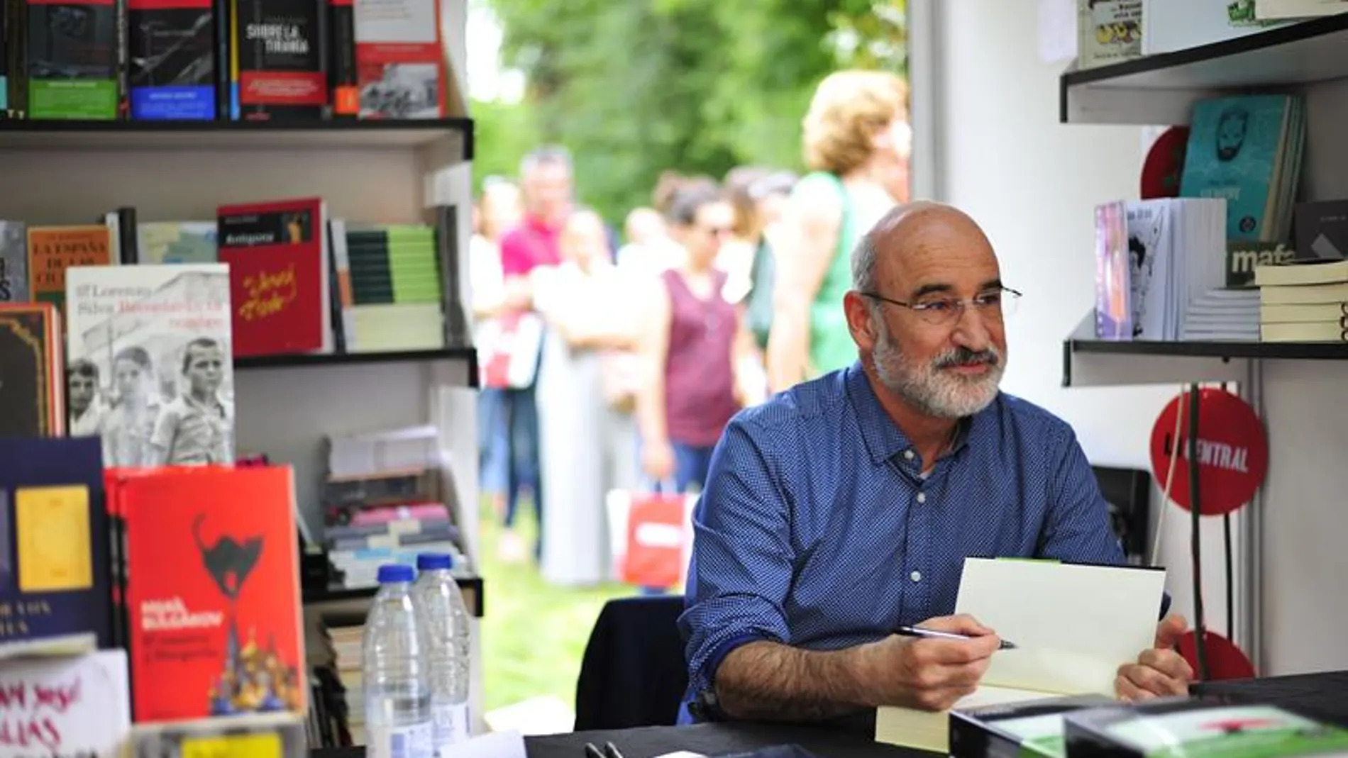 Fernando Aramburu firmando ejemplares de 'Patria' en la Feria del Libro de Madrid Fernando Aramburu firmando ejemplares de 'Patria' en la Feria del Libro de Madrid