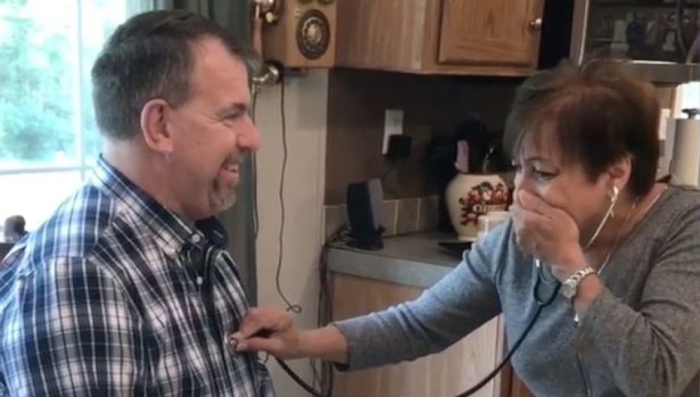 Momento en el que Anna escucha el corazón de su hijo fallecido