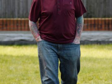 El hombre con más tatuajes de Reino Unido podría perder el brazo al implantarse un puño americano