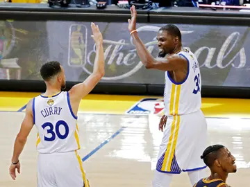 Kevin Durant y Stephen Curry celebran la victoria de los Warriors Kevin Durant y Stephen Curry celebran la victoria de los Warriors