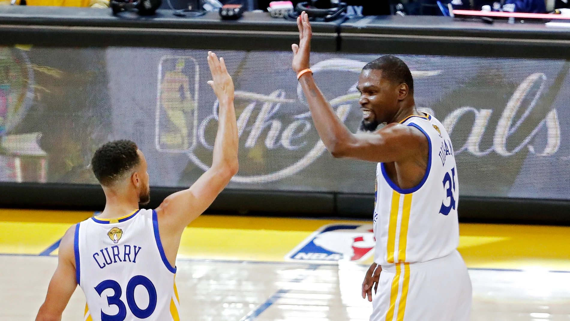 Kevin Durant y Stephen Curry celebran la victoria de los Warriors Kevin Durant y Stephen Curry celebran la victoria de los Warriors