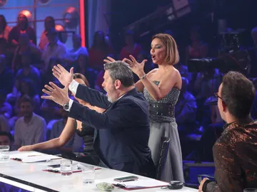 Mónica Naranjo y Chenoa cantan La Champions Mónica Naranjo y Chenoa cantan La Champions