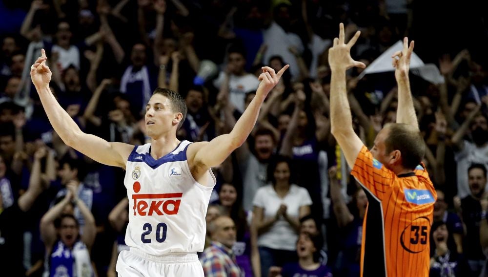 Carroll celebra uno de sus triples con los aficionados