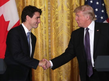 Justin Trudeau saluda a Donald Trump