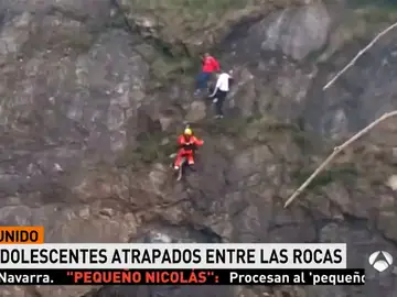 Adolescentes atrapados en una roca Adolescentes atrapados en una roca