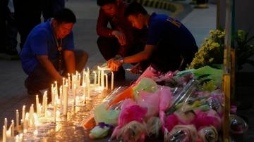 Filipinos depositan flores y velas en el Resorts World Manila despés del asalto