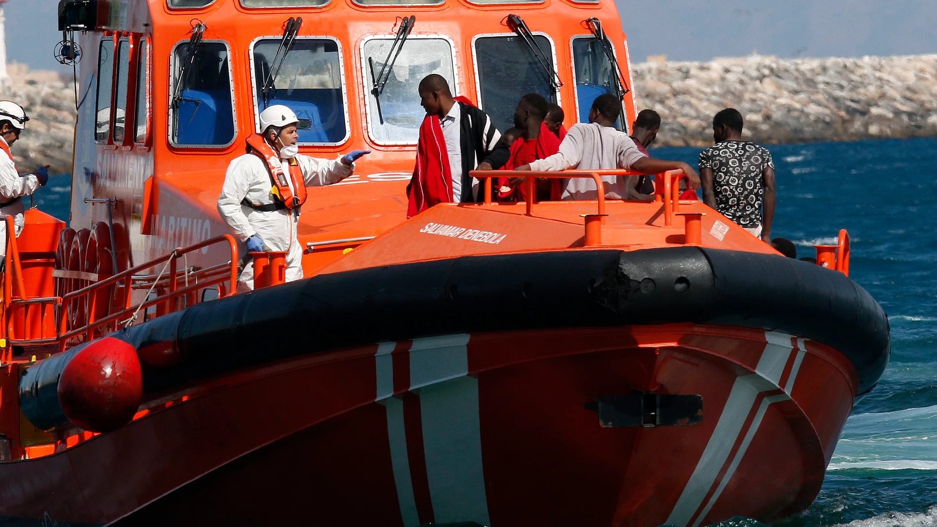 Llegada al puerto de Almería de una patera Llegada al puerto de Almería de una patera