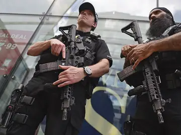 Agentes de policía británicos patrullan el centro de Manchester, en el Reino Unido Agentes de policía británicos patrullan el centro de Manchester, en el Reino Unido