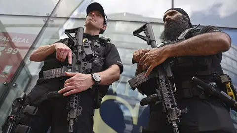 Agentes de policía británicos patrullan el centro de Manchester, en el Reino Unido Agentes de policía británicos patrullan el centro de Manchester, en el Reino Unido
