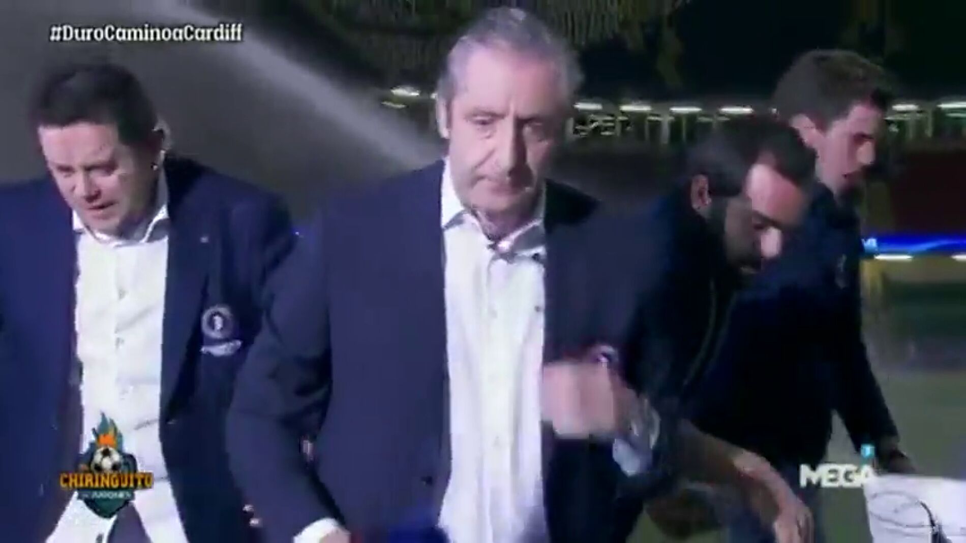 Frame 78.772648 de: Momentazo en la previa de la final de Champions: &iexcl;saltan los aspersores en pleno directo!